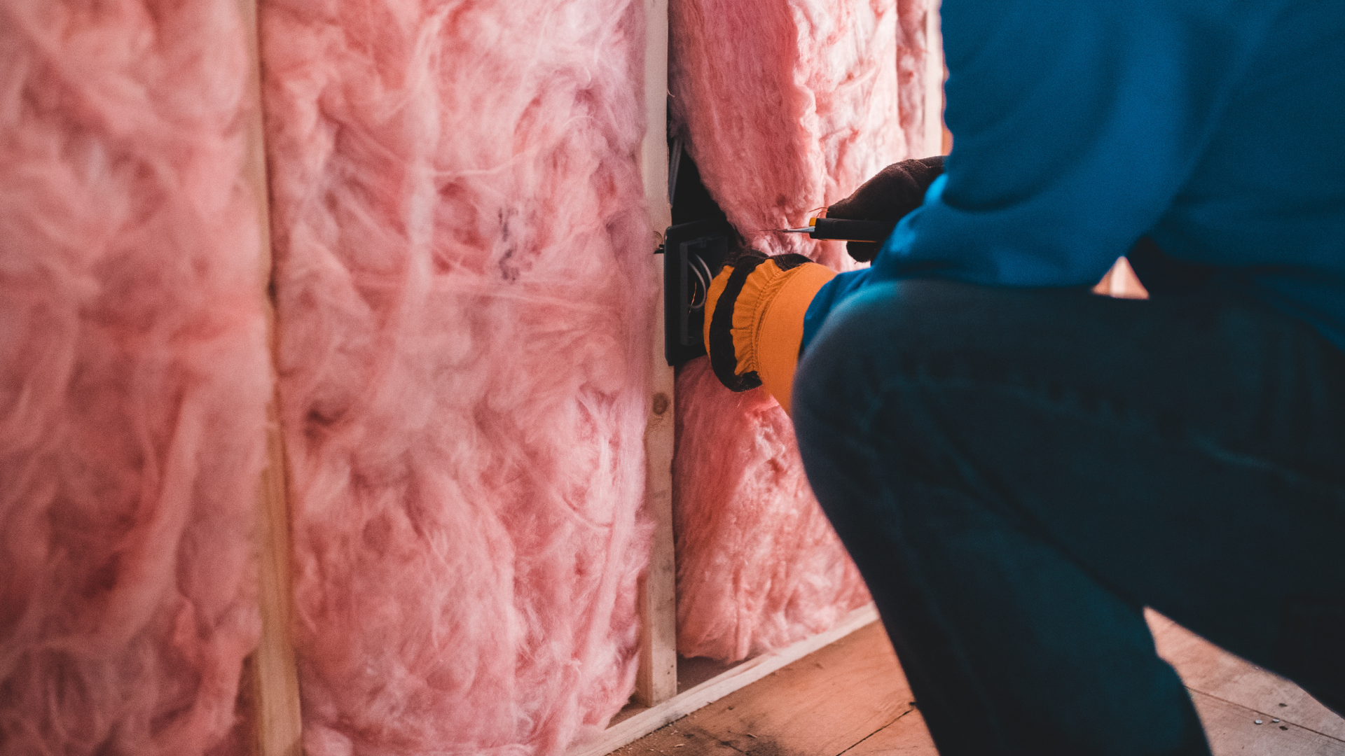 You are currently viewing How Roof Insulation Saves You Money Year-Round